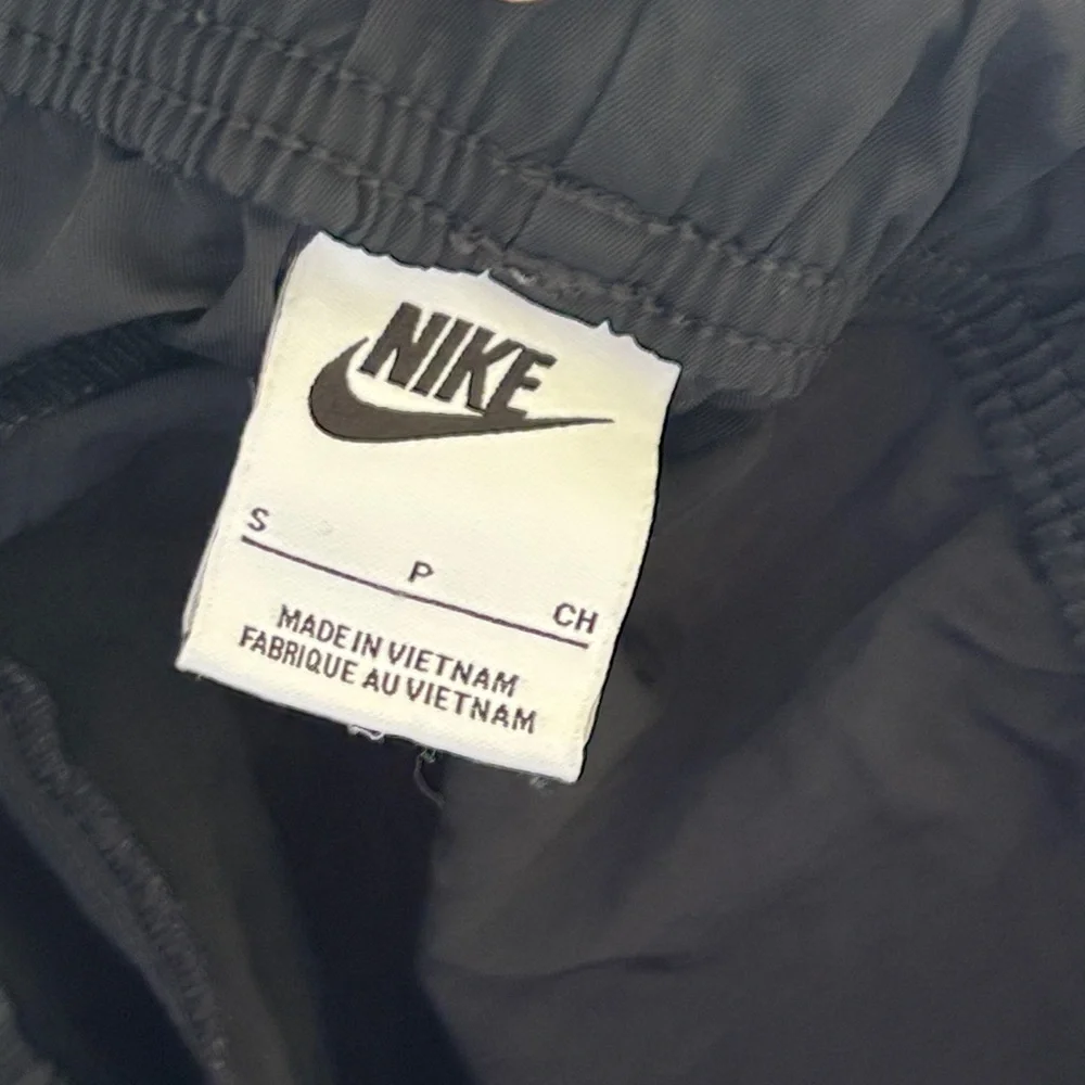 Nike Black Cargo Shorts with White Swoosh -Small - Picture 4 of 4